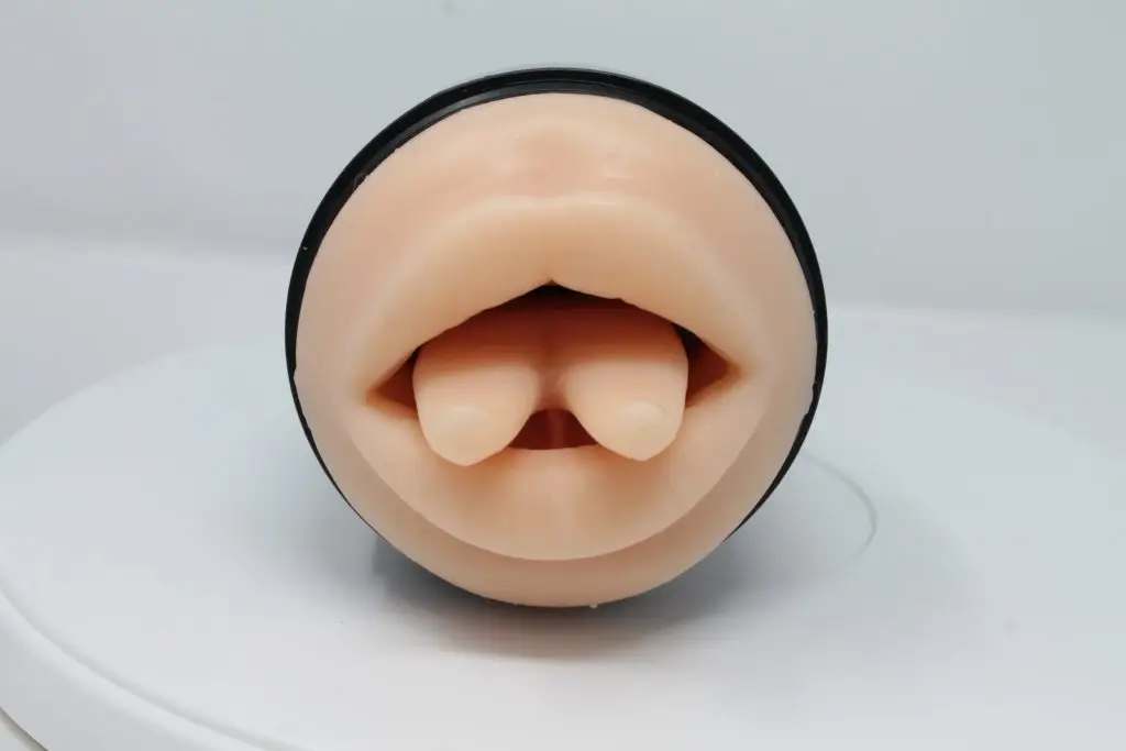 kiiroo-leigh-raven-mouth