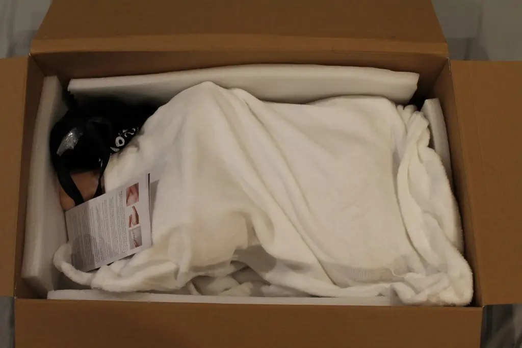 yeloly-marissa-unboxing-box contents-torso in blanket with care card