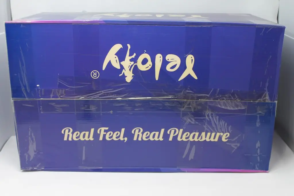 yeloly-marissa-unboxing-branded box-logo front
