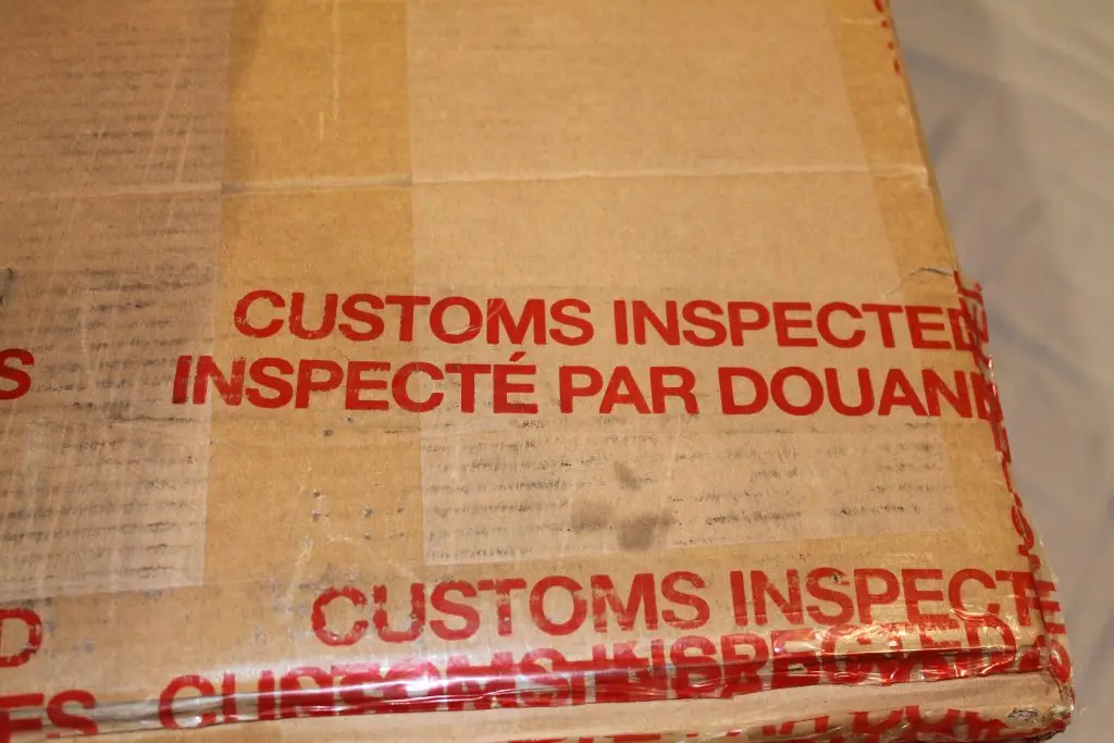 yeloly-marissa-unboxing-shipping box-customs inspection tape