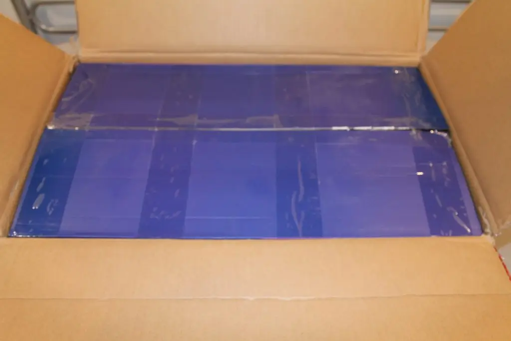 yeloly-marissa-unboxing-shipping box opened-blue inner box