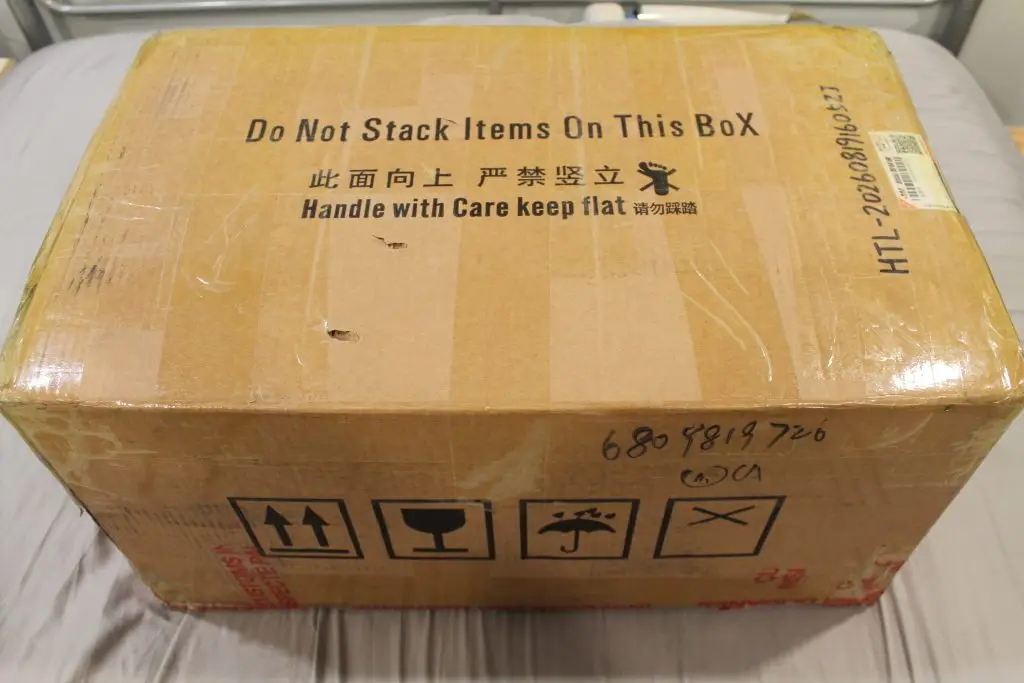 yeloly-marissa-unboxing-shipping box-sealed outer box